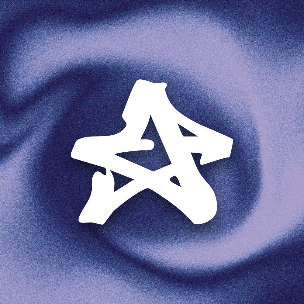 Le signe d'Alexis Fabre, blanc, sur un fond indigo dégradé et granuleux.