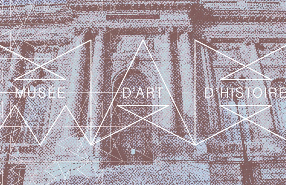 Recto : la façade du musée tramée en brun sur bleu clair, sous le tracé blanc du logo.