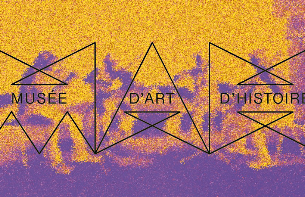 Recto : des silhouettes violettes sur un fond jaune granuleux, sous le tracé noir du logo.