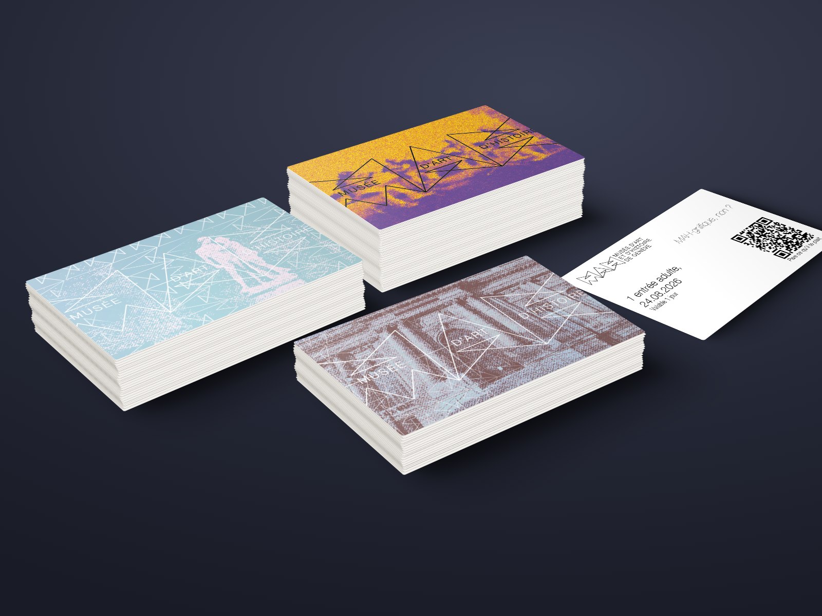 Trois piles de cartes sur un comptoir sombre, une par visuel, et une carte retournée côté verso.