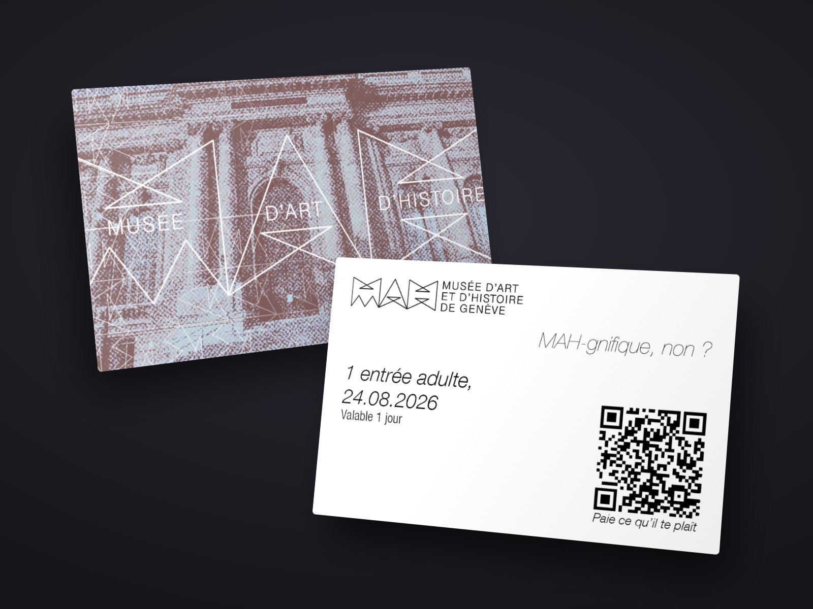 Deux cartes sur fond sombre : le recto de la façade et, devant, le verso blanc avec l'entrée adulte et le code QR.