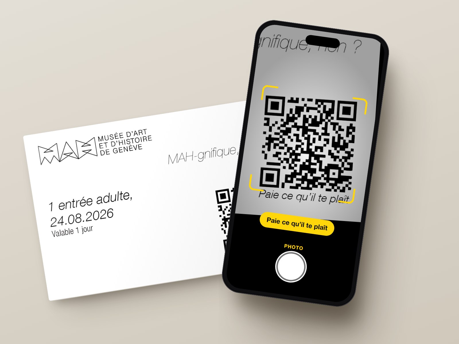 Un téléphone posé sur le verso d'une carte : son appareil photo cadre le code QR.