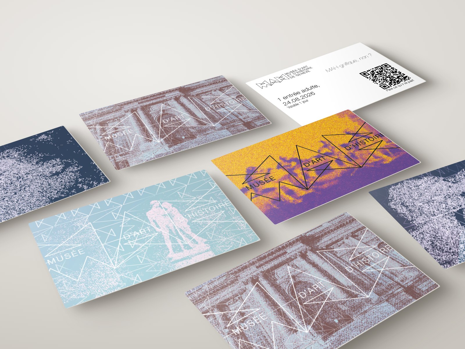 Les cartes du Musée d'art et d'histoire de Genève posées sur une table : quatre rectos colorés et un verso blanc avec un code QR.